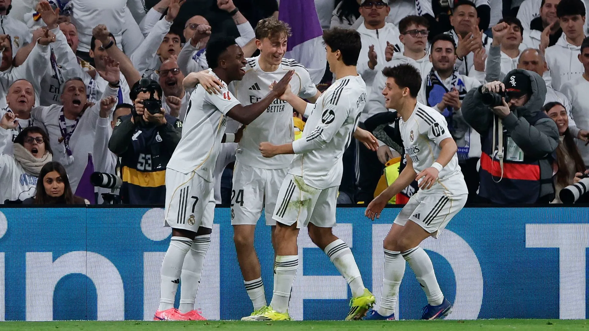 jugadores Real Madrid celebran gol Real Sociedad