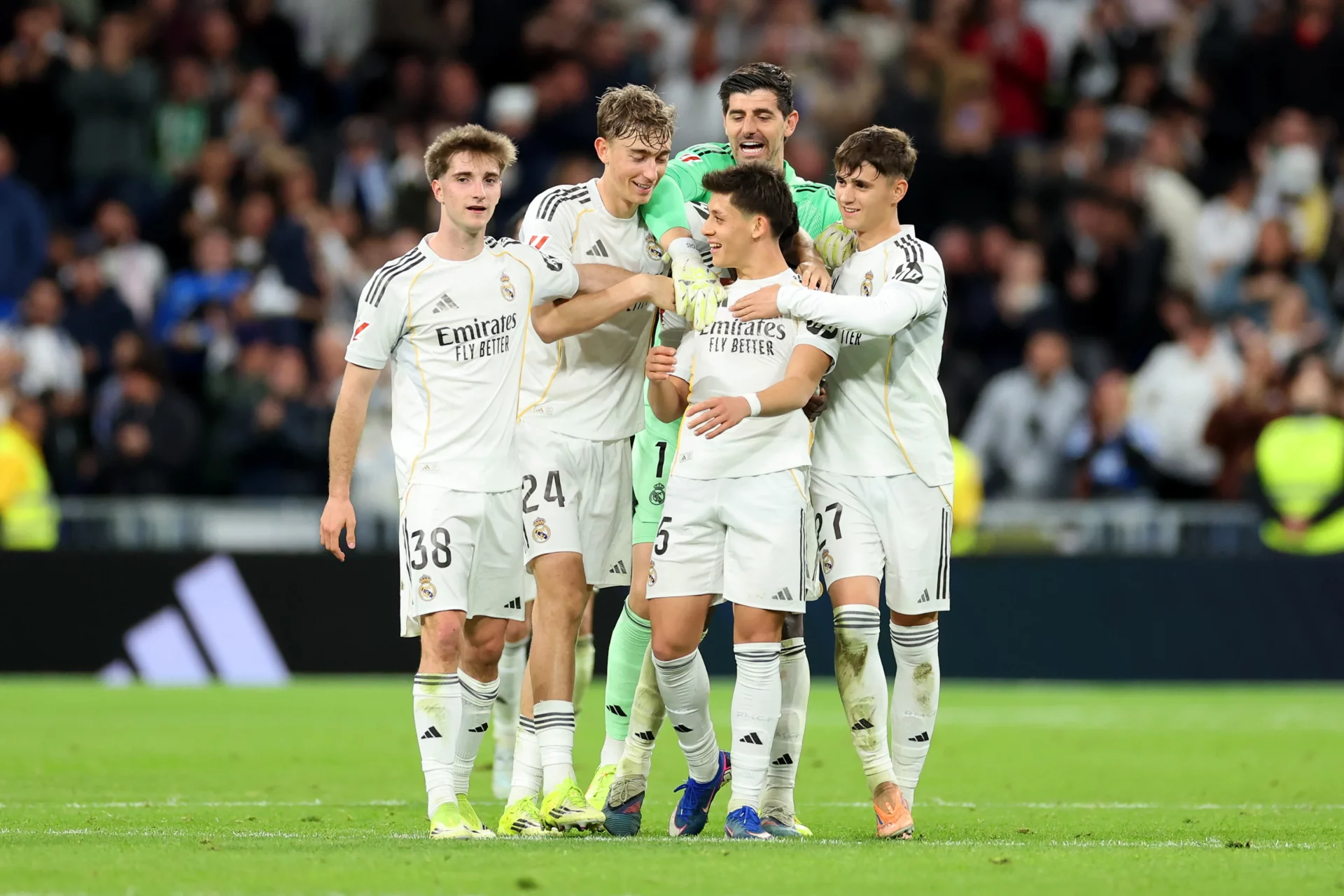 Jugadores Real Madrid celebrando gol Arda Güler Elche